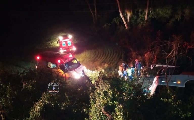 Ônibus tomba a margem da SC-480 em Xanxerê deixando dois mortos e 20 feridos