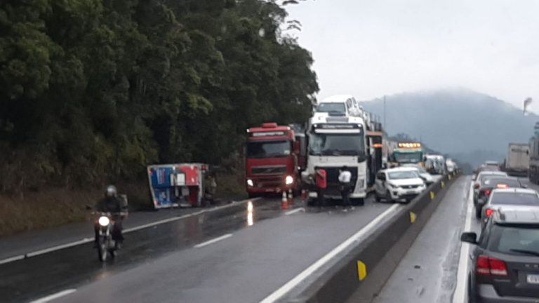 Acidente envolvendo 10 veículos deixa o trânsito lento na BR-101