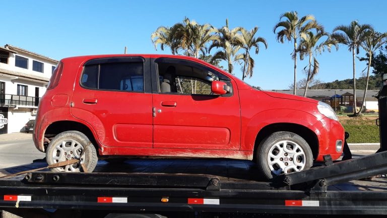 Adolescente é apreendido com carro roubado em Camboriú
