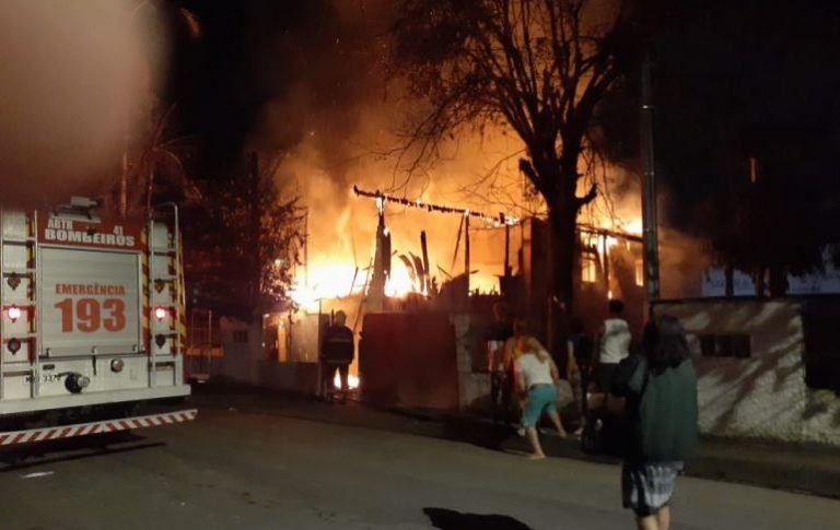 Mulher grávida e esposo morrem em incêndio em Blumenau