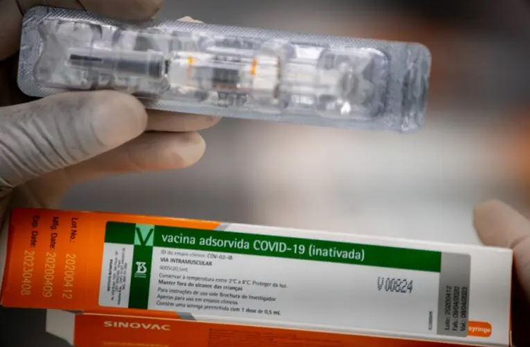 Estudo com 50 mil pessoas aponta segurança da vacina contra COVID
