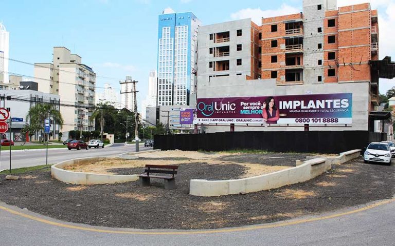 Obra de nova praça no bairro Ariribá está parada