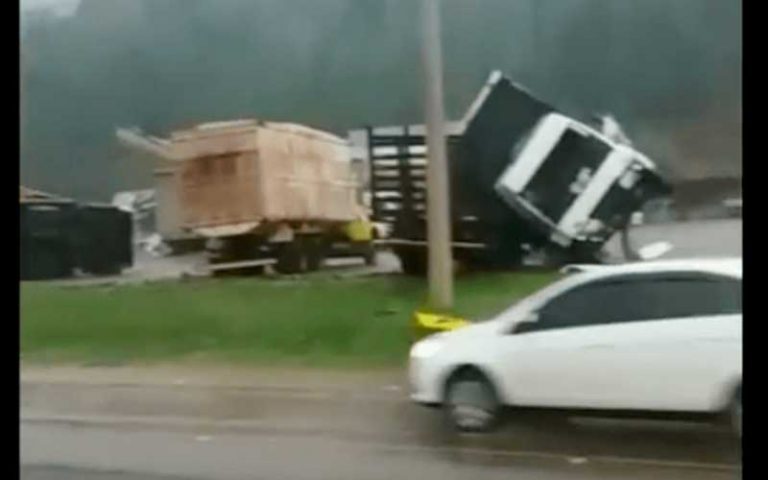 Motorista grava vídeo enquanto reza em meio a tornado