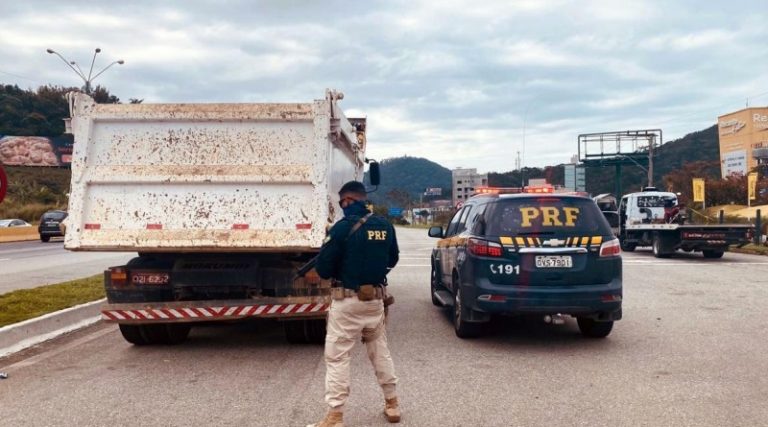 Caminhão roubado no Rio de Janeiro é recuperado na BR 101 em Itapema