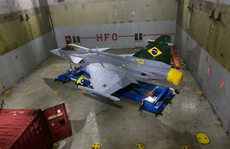 Primeiro caça F-39 Gripen da FAB chegará de navio pela Portonave