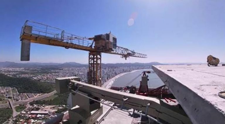 Imagens mostram a desmontagem de grua no topo do Yachthouse