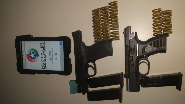 Por briga de cachorro, homem ameaça outro e é preso com duas pistolas no centro de BC
