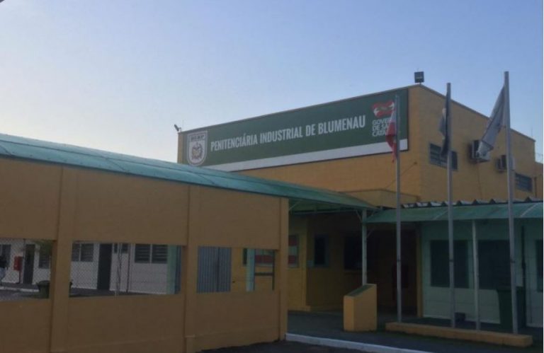Homem tem coração arrancado por colega de cela na Penitenciária de Blumenau