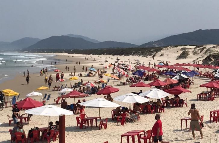 Praias catarinenses lotam, apesar de restrições da Covid-19