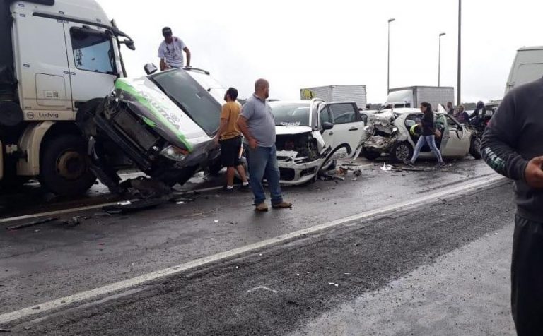 Acidente envolvendo 2 carretas e 4 carros deixa 3 feridos na BR-101