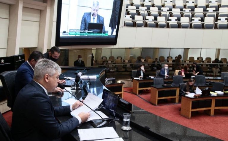 Comissão aprova impeachment do governador e isenta vice no caso dos respiradores