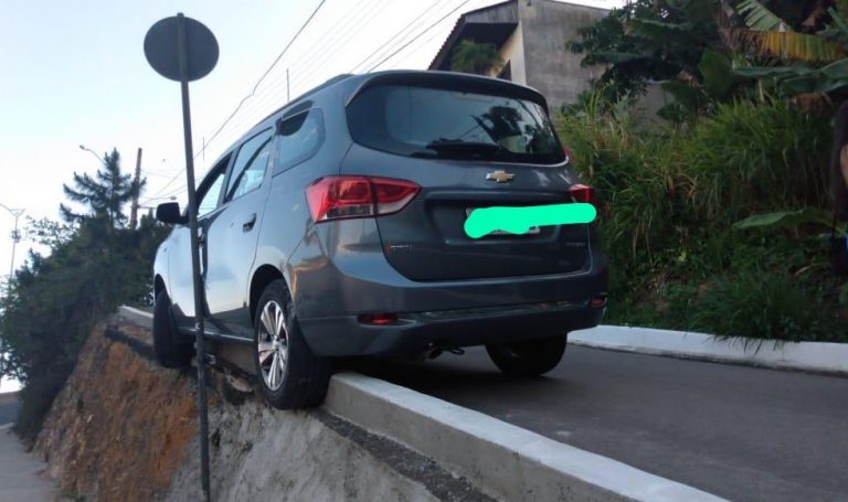 Trânsito: Motorista erra entrada fica “pendurado” na Rua Argélia