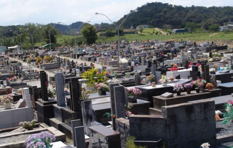 Cemitério Central de Camboriú funcionará das 7 às 19 horas no Dia de Finados