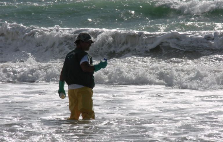 Deputado quer proibir coleta para análise de balneabilidade em dia pós chuva