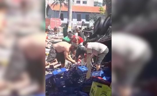 Caminhão tomba com carga de cerveja em Bombinhas