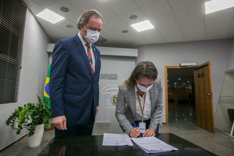Kennedy Nunes entrega relatório do impeachment de Moises e Daniela