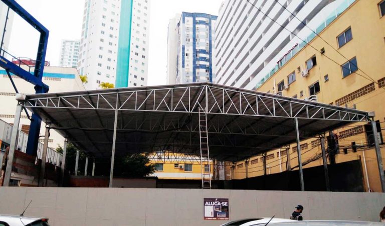 Obra ilegal rola a todo vapor em plena Av Brasil