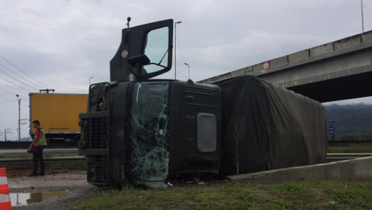 Caminhão do Exército tomba e deixa sete feridos em Porto Belo