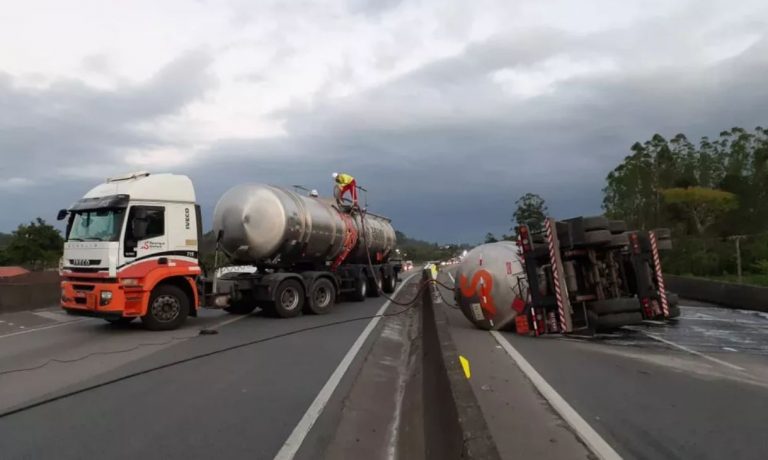 Caminhão com carga tóxica tomba e interrompe trânsito na 101