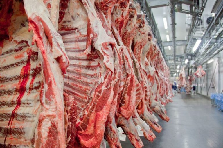 Suspensão da exportação de carne à China pode baixar preço no Brasil