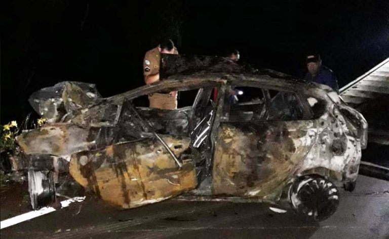 Homem mata mulher em boate, foge, bate o carro e morre carbonizado