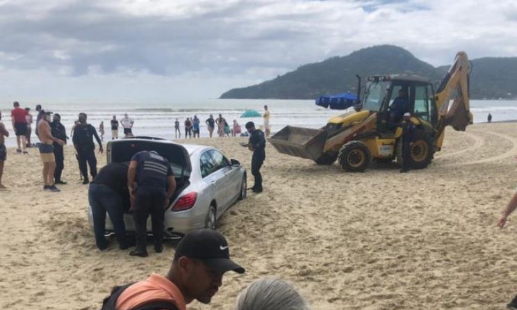 Vídeo: carro fica atolado na praia Central de Balneário Camboriú