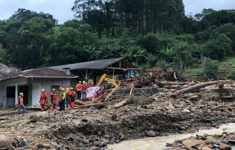 Chega a 14 o número de mortes após temporais em Santa Catarina