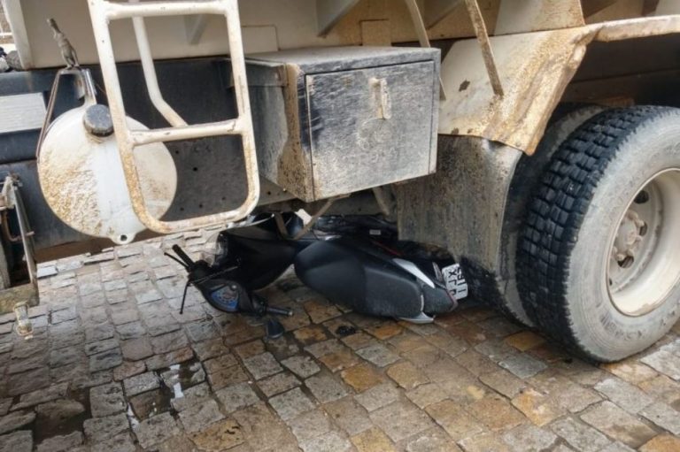 Acidente entre moto e caminhão deixa uma mulher morta em Tijucas