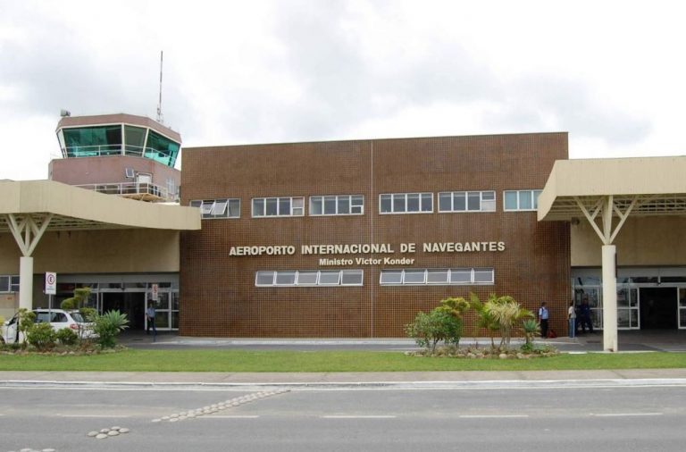 Homem é retirado de avião e ameaça funcionários do aeroporto de Navegantes