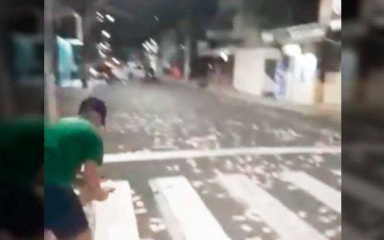 VÍDEO: pessoas são flagradas pegando dinheiro da rua após ataque em Criciúma