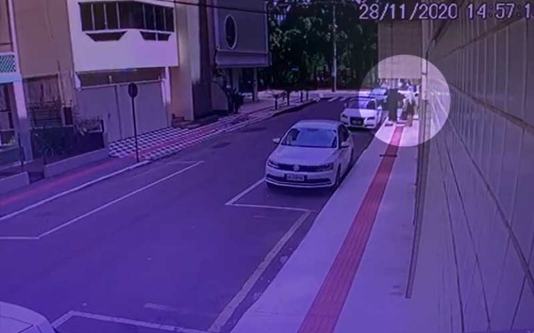 Vídeo mostra mulher abandonando bebê em Balneário Camboriú