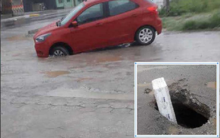 Cratera engole carro em rua em obras de Itajaí