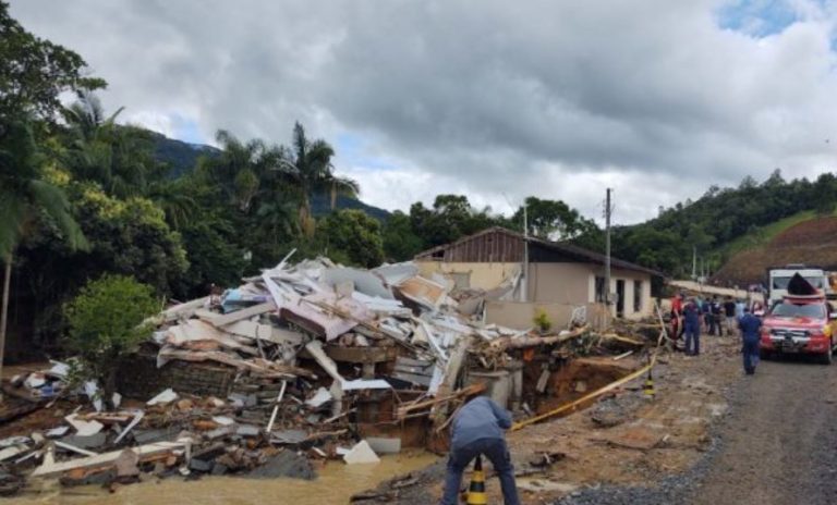 Sobe para 12 o número de mortos por enxurrada no Alto Vale do Itajaí