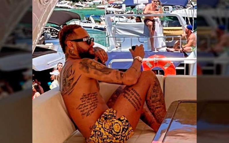 Neymar curte folga no litoral de SC