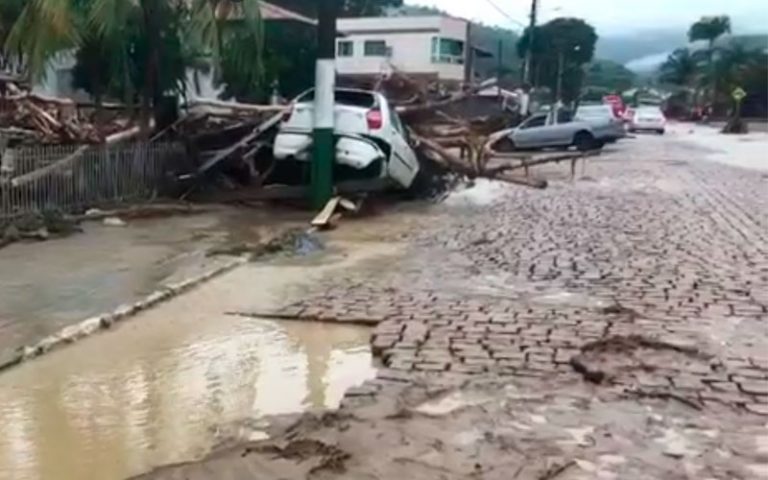 Vídeos: temporal causa estragos em Balneário Camboriú e Itajaí