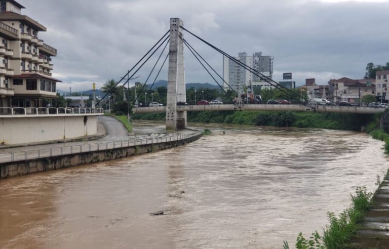 Rio Itajaí Mirim deve chegar a 6,5 metros por volta das 22h em Brusque