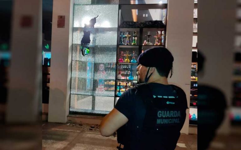 Ladrão de conveniência cai do telhado e quebra o joelho em BC