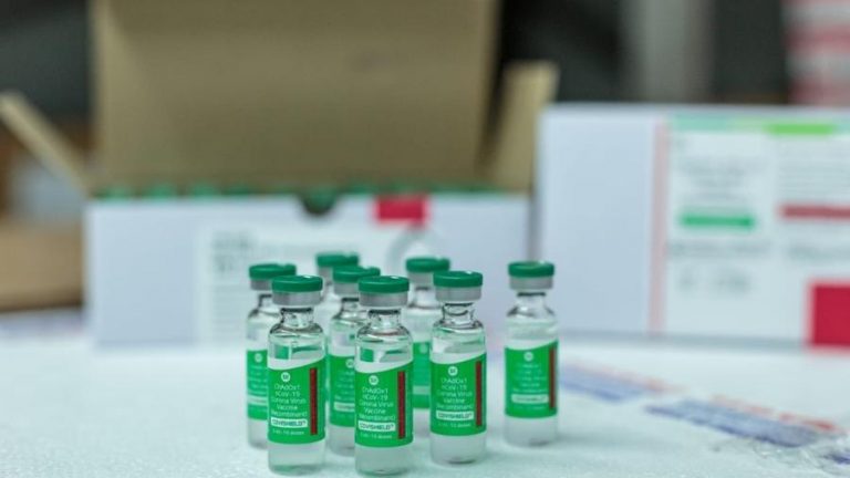 Novas 10 milhões de doses da vacina de Oxford devem chegar da Índia em fevereiro