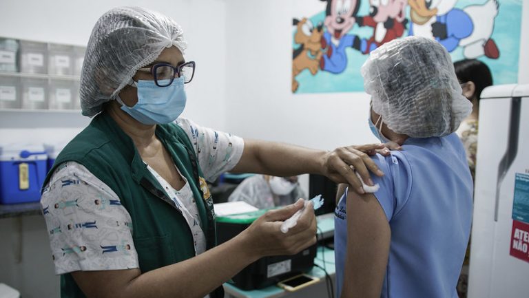 MP do Amazonas investiga desvios de doses de vacina contra COVID