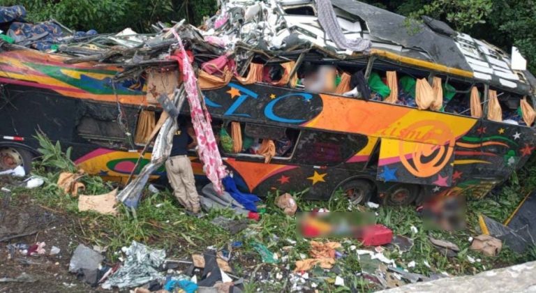 Ônibus com mais de 50 passageiros despenca na BR-376. Há diversos mortos e feridos