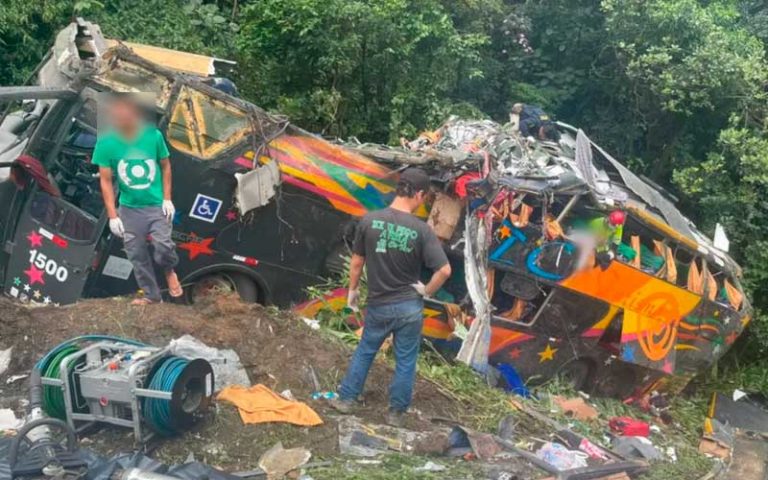 Acidente com ônibus na BR-376 deixa 21 mortos e 33 feridos