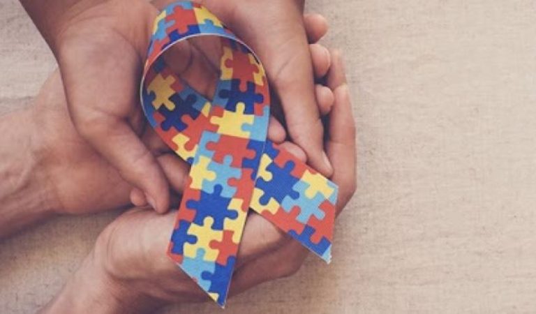 Vaquinha para pagar conta de luz de família com três crianças autistas