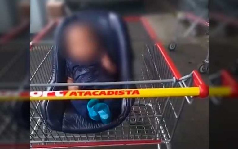 VÍDEO: Bebê é esquecido em carrinho de supermercado