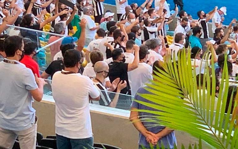 Com cidade fechada, Bruno Covas vai ao Maracanã e chama críticos de hipócritas