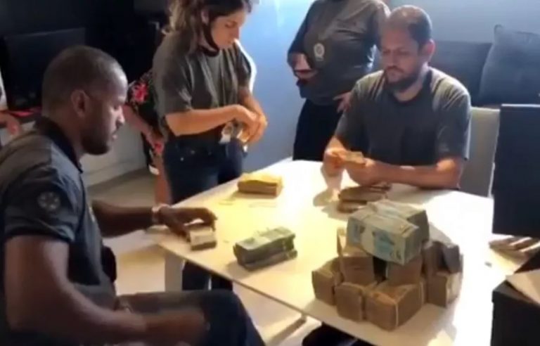 Polícia apreende R$ 470 mil e passaporte de Nego do Borel no RJ