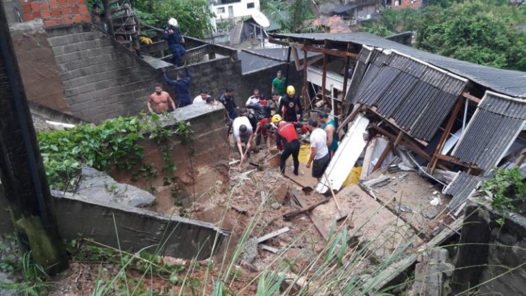 Deslizamento mata mãe e filha e chuva deixa estragos em Florianópolis