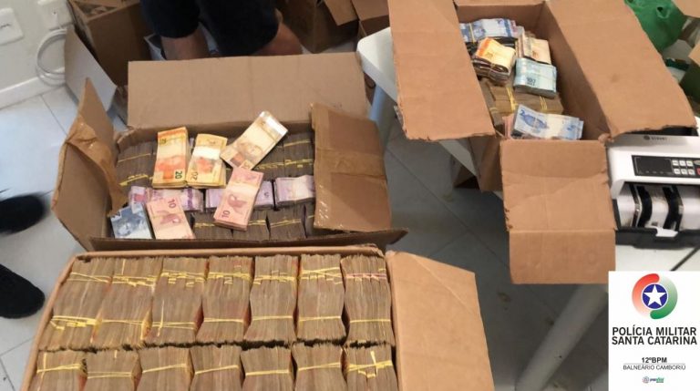 PM apreende quase US$ 500 mil, cerca de R$ 5,5 milhões e mais de 300 kg de drogas em Palhoça