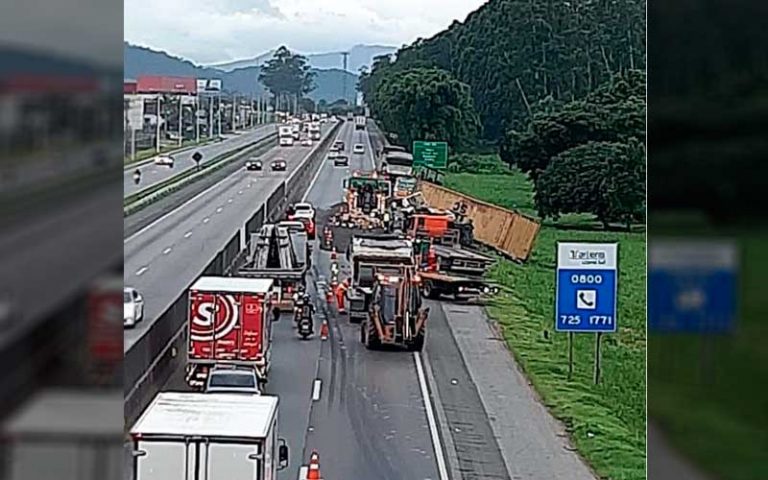 Acidente envolvendo duas carretas deixa BR-101 parada