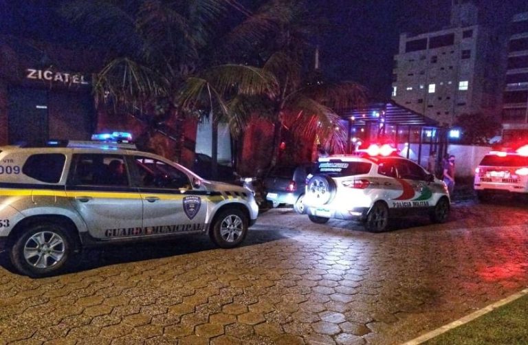 Guarda Municipal e PM interditam estabelecimentos na Praia Brava