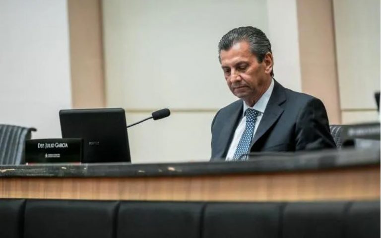 Por 27 votos a 5, Alesc revoga prisão de Julio Garcia na Alcatraz